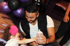 تامر يداعب &quot;خديجة&quot; ابنة وليد منصور