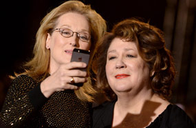 ميريل ستريب تتصور مع صديقتهامارجو مارتيندال خلال حفل توزير جوائز "Palm Springs" الذي فازت به بجائزة أيقونة العام