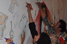 الفنانون يكتبون كلمة لمصر قبل بدء المسيرة