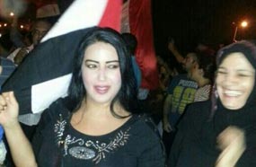 سمية الخشاب تشارك في تظاهرات الاتحادية