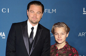 ليوناردو دي كابريو عام 2013 بجانب موديل الإعلانات الصغير عام 1989 بالجانب الأيمن من الصورة. ليوناردو دي كابريو مرشح لجائزة أوسكار أفضل ممثل عن دوره في فيلم " The Wolf of Wall Street ".