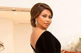 شيرين تألقت بفستان طويل أسود 