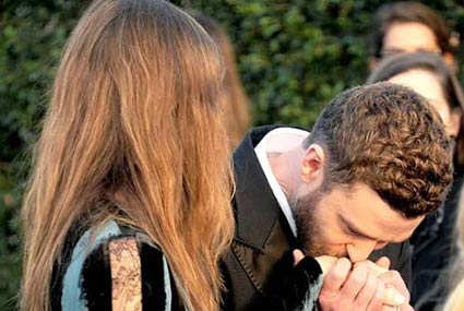 جستين تمبرليك وجيسيكا بيل

التقطت عدسات المصورين صورة للمغني جستين تمبرليك وهو يقبل يد زوجته جيسيكا بيل، أثناء تواجدهما في حفل جوائز النقاد.