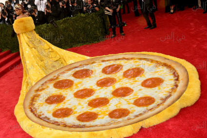 صورة ساخرة من فستان ريانا في حفل Met Gala بنيويورك 