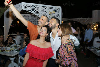 محمد فرج وصورة سيلفي في الاحتفال بنجاح مسلسل &quot;الميزان&quot;