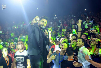 تامر حسني يلتقط صورة سيلفي مع جمهوره في حفل تخرج كلية تربية بالإسكندرية 