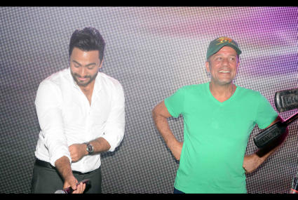 تامر حسني يتابع تجهيزات حفله في مارينا