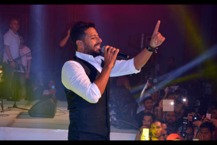 محمد حماقي يحيي حفل تخرج كلية التجارة جامعة الإسكندرية