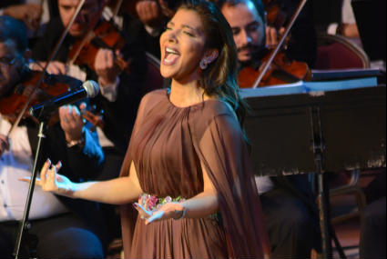 أصالة تندمج فى الغناء.