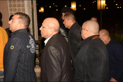 عمرو دياب في عزاء محمود عبد العزيز