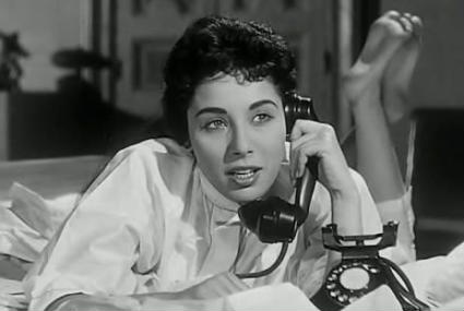 لبنى عبد العزيز