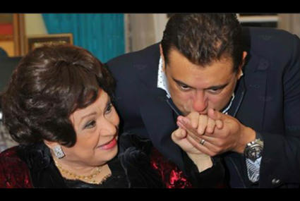 معتز الدمرداش ووالدته كريمة مختار