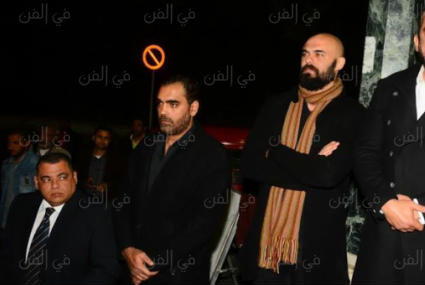 أمير كرارة وأحمد صلاح حسني في عزاء والد أمير كرارة (أرشيفية)