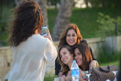 إيمان العاصي في عيد ميلاد ابن الممثلة إنجي شرف