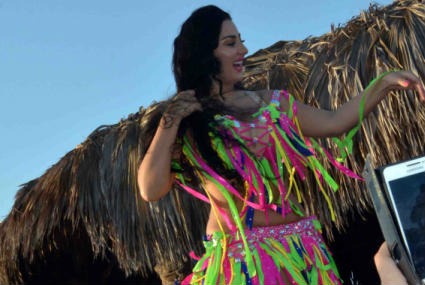 صافينار على المسرح في شاطئ لافام بمارينا