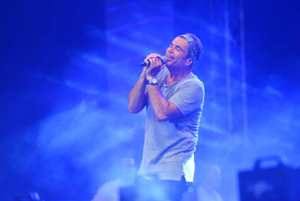 عمرو دياب مندمج في الغناء