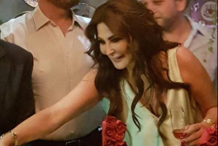 إليسا تطفيء الشمع