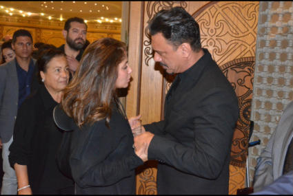 منى زكي في عزاء والدة عباس أبو الحسن