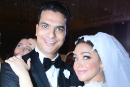 مصطفى أبو سريع وعروسته سارة ربيع
