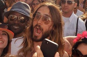 محبو الممثل الحائز على أوسكار أفضل ممثل جاريد ليتو، مستمتعون بوقتهم مع نجمهم المفضل في مهرجان وادي " Coachella " للموسيقي والفن في إنديو بكاليفورنيا.