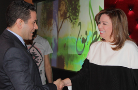 لقطة من اللقاء تجمع إلهام بمظهر شاهين