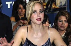 من أنقذ جينيفر لورانس من السقوط هم اثنين من المساعدين