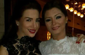 مي عز الدين مع أختها في زفافها