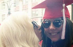 ليدي جاجا تقبل شقيقتها في يوم تخرجها