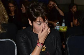 بنطلون لقاء المقطوع من منطقة &quot;الركبة&quot;