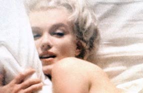 كانت مارلين مونرو من أوائل النجمات اللاتي أنشئن شركات إنتاج سينمائية، وكانت "باكورة" إنتاجها فيلم The Prince and the Showgirl من إنتاج 1957، وشاركها بطولته الممثل الفرنسي إيف مونتان.