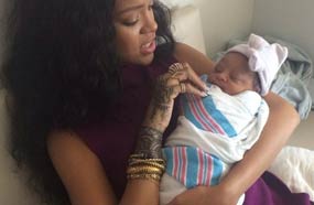 &quot;العمة&quot; ريانا تداعب قريبتها