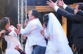 سما المصري أثناء اعتدائها بالضرب على &quot;لعنة الفراحنا&quot;