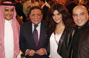 المنتج مجدي الهواري وزوجته غادة عادل وعادل إمام والوليد الإبراهيمي