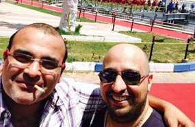 أيمن وتوما وصورة "سيلفي" في مكان الاحتفال