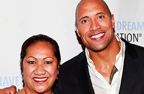 واين جونسون مع والدته