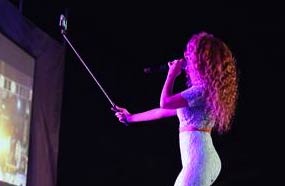 ميريام فارس تلتقط صورة "سيلفي" مع جمهورها في المغرب