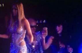 كاتي بيري تلتقط صورة خلسة لجينفر لوبيز