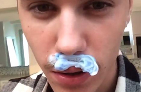 جستين بيبر يحلق شاربه