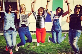 ساندي مع صديقاتها في يوم عيد ميلادها