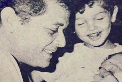 محمود عبد العزيز وابنائه كريم ومحمد في طفولتهما 