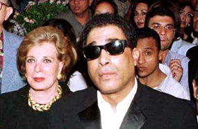 أحمد زكي وبجانبه السيدة جيهان أنور السادات