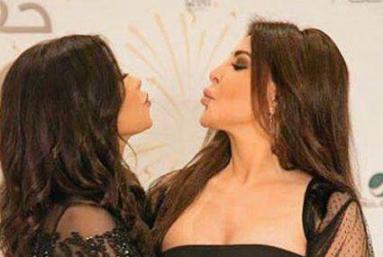 نشرت الفنانة شيرين عبد الوهاب صورتها مع إليسا من لقائهما في حفل بدبي، ظهرتا تتبادلان القبلات.