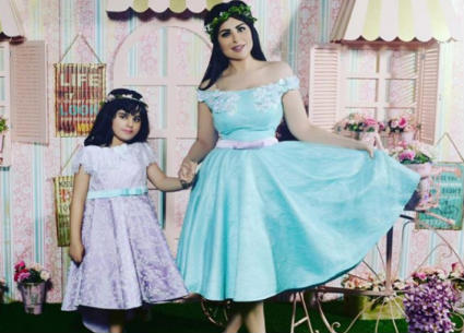 حليمة بولند مع ابنتها الكبرى ماريا.