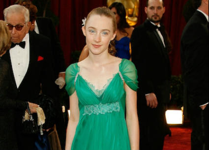 سيرشا رونان المرشحة هذا العام لجائزة أفضل ممثلة عن Lady Bird وهي على السجادة الحمراء في عام 2008 بعد ترشحها لجائزة أفضل ممثلة مساعدة عن دورها في Atonement.