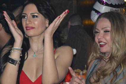 لوسي وإيمي سلطان‎