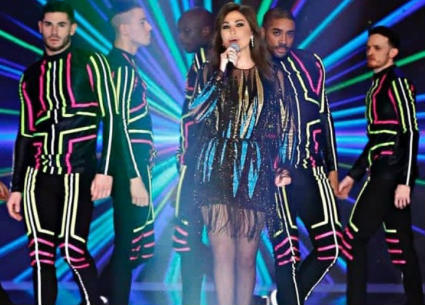 إليسا بفستان مميز في الحلقة الختامية من Project runway Me اختارت من تصميم إيلي صعب، وجاءت ألوان الفستان مناسبة لبشرة وللعرض المقدم
