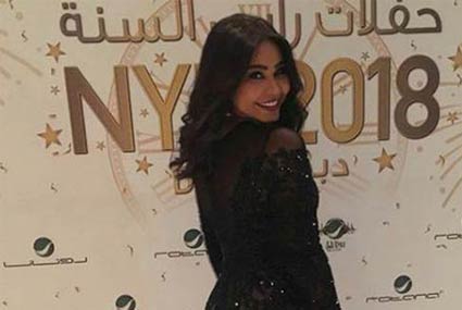 شيرين تستعرض فستانها