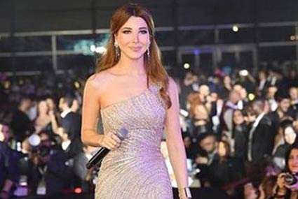 نانسي عجرم‎ بفستان فضي طويل في الحفل