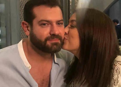 كندة علوش تقبل زوجها عمرو يوسف 