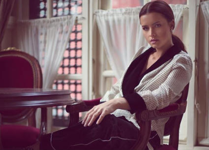 نشرت الممثلة اللبنانية نور صورة من جلسة تصوير جديدة خضعت لها ظهرت فيها بـ "البيجاما".
